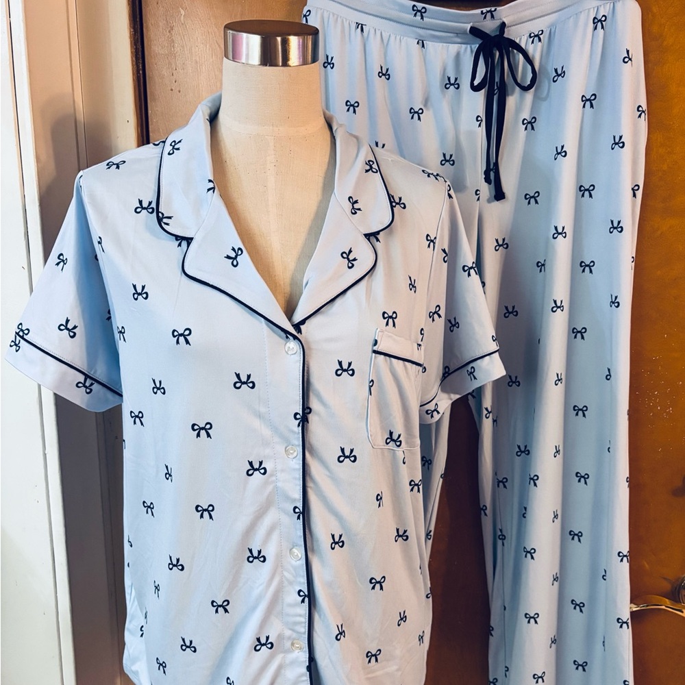 GAP Body Pajamas. 2 piece    Bows. NEW.  Blue